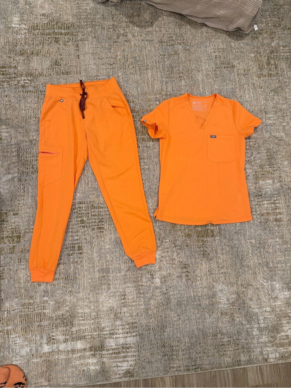 Figs Orange Scrub-Style Pajama Set - xxs V-Neck Top & XS Zamora Jogger Pants